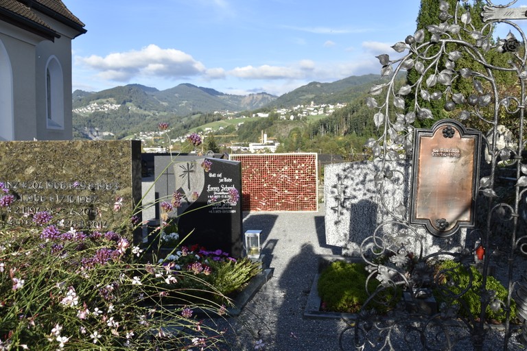 Friedhof St. Michael mit Kunstinstallation "Grablicht" © N. Preg