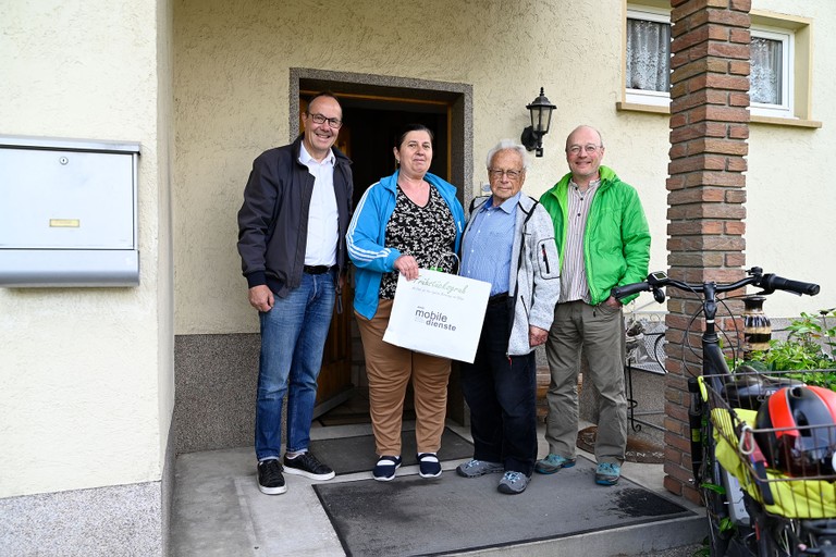 Vizebürgermeister Andreas Prenn (links) bei der Übergabe des Frühstücks an Familie Fischer © Marktgemeinde Rankweil