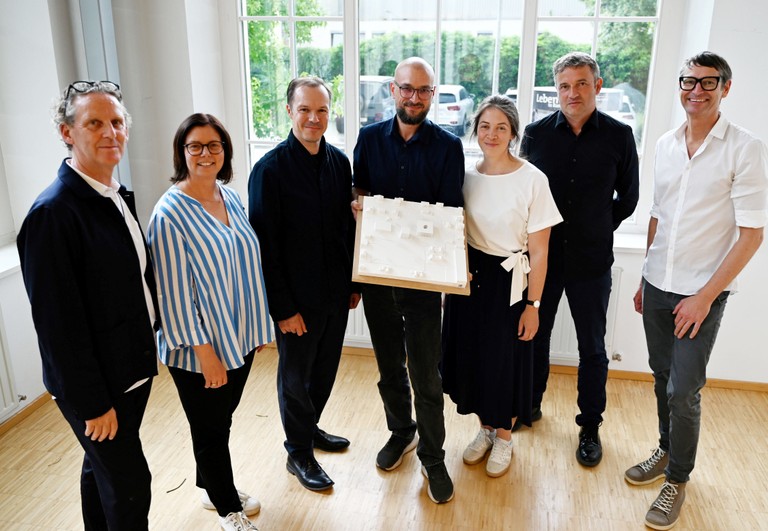 Preisrichter Anton Nachbaur-Sturm, Bgm. Katharina Wöß-Krall, Markus Innauer und Sven Matt von Innauer Matt Architekten mit Marcella Zauner (Raumplanung & Ortsentwicklung Marktgemeinde Rankweil) und Landschaftsarchitekt Andreas Geser sowie Architekt Philipp Berktold. © Marktgemeinde Rankweil