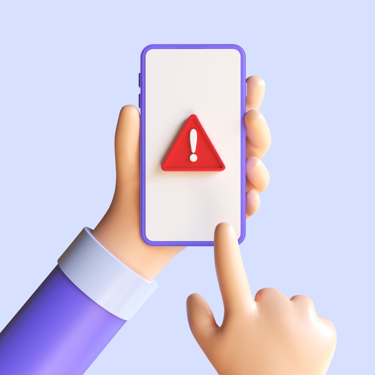 Symbolbild: Person hält ein Smartphone in der Hand, auf der eine AT-Alert Meldung eingeht. © freepik