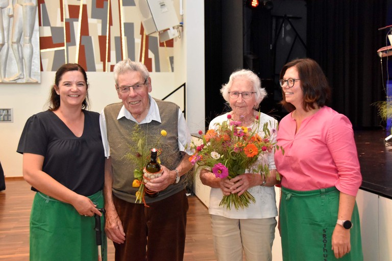 Tanja Schroller und Bgm. Katharina Wöß-Krall mit den ältesten Teilnehmenden des Ausflugs: Rudolf Adlassnigg und Marianne Gaßner.