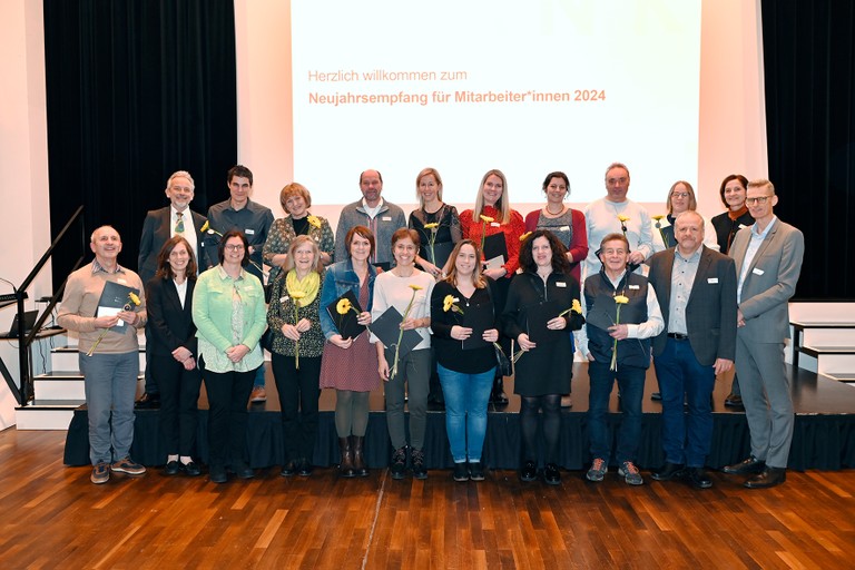 Die geehrten Mitarbeiter*innen der Marktgemeinde Rankweil mit Vertreter*innen der Verwaltung und der Personalvertretung © Marktgemeinde Rankweil)