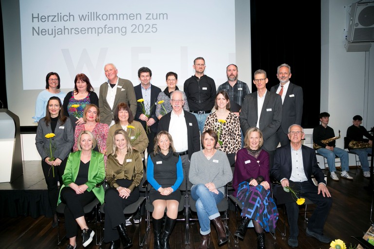 Die geehrten Mitarbeiter:innen der Marktgemeinde Rankweil mit Bgm. Katharina Wöß-Krall sowie Vertreter*innen der Verwaltung und der Personalvertretung © Mathis Fotografie