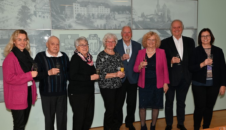 (v. l.) Gemeinderätin Karin Reith, Albertina und Günther Hron, Maria und Franz Friedl, Maria und Herbert Sturn sowie Bürgermeisterin Katharina Wöß-Krall bei der Feier im Rathaus Rankweil