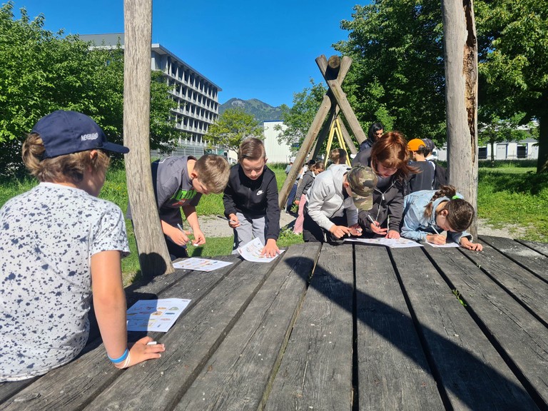 Kinder der Volksschule Brederis beim Besuch des Spielplatzes Oberer Paspelsweg @ Marktgemeinde Rankweil