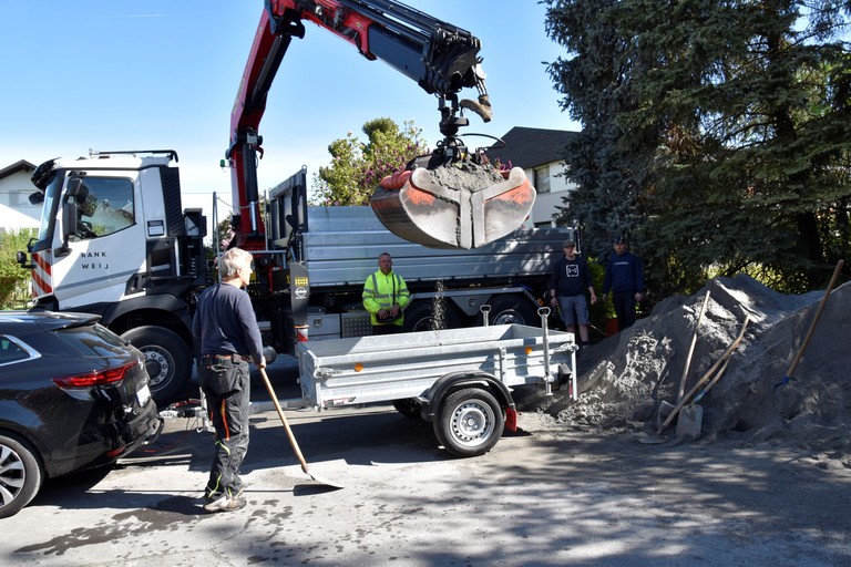 Sandkastenaktion: Mit Lkw und Schaufeln wurde der von den Familien vorbestellte Sand aufgeladen. © Marktgemeinde Rankweil