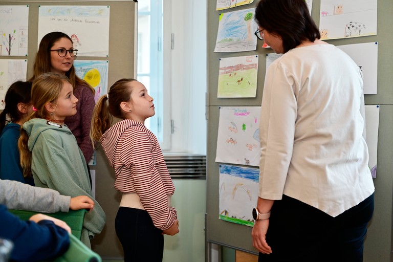 Bürgermeisterin Katharina Wöß-Krall hatte ein offenes Ohr für die Anliegen und Ideen der jungen Bürger*innen. © Marktgemeinde Rankweil/ Elisa Köck