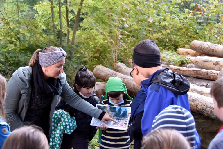 Führungen für Schulklassen (wie etwa hier an der Trift) werden von der Marktgemeinde Rankweil gefördert © MG Rankweil