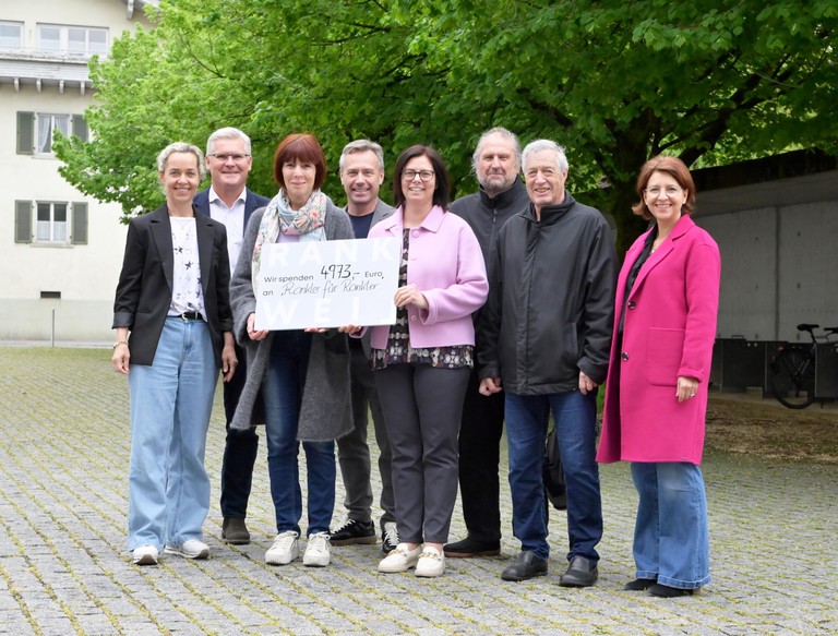 V.l.: Gemeinderätin Karin Reith, Nägele-Geschäftsführer Klaus Baldauf, Brigitte Bouchohioua (Reparaturcafé), FIRMAMENT-Geschäftsführer Ernst Seidl, Bürgermeisterin Katharina Wöß-Krall sowie Lothar Breuß und Peter Fischer vom Reparaturcafé mit Juliane-Nigg Unterthiner vom Bürgerservice Rankweil. © Marktgemeinde Rankweil