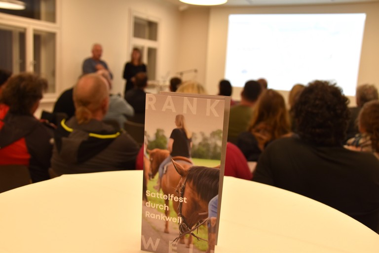 Präsentation der Kampagne „Sattelfest durch Rankweil“ in der Stickerei © Marktgemeinde Rankweil