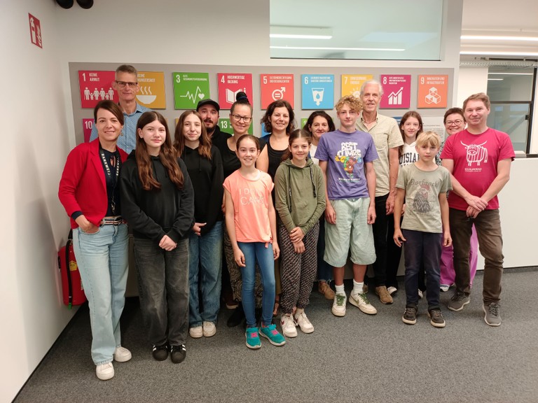 Amtsleiter Christian Breuß (hinten links) mit Sabine dall'Armi und Medina Tüfekli (Bürgerservice, Standesamt), Aileen Rheinberger und Marcel Matt (OJAR), Silvia und Alena Hartmann (Kindergarten Montfort), Ingeborg Fink-Kuttnig und Naomi Fink (Kindergarten Markt), Carmen und Toni Dobler (Kindergarten Montfort), Christian Mäser (Infrastruktur/Hochbau) und Fidelia Florian sowie Josef und Thomas Speckle (Infrastruktur/IT) und Bürgermeister-Assistentin Daniela Beck (2.v.r.) © Marktgemeinde Rankweil