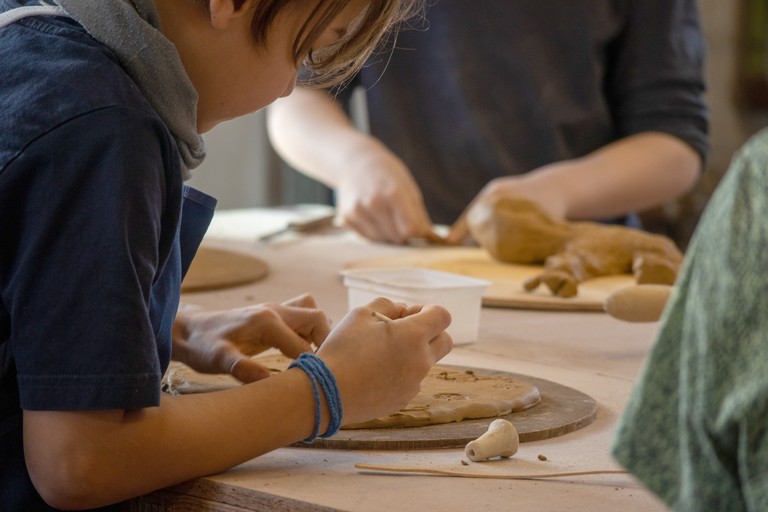 Kind beim Töpfern © Sarah Wechselberger