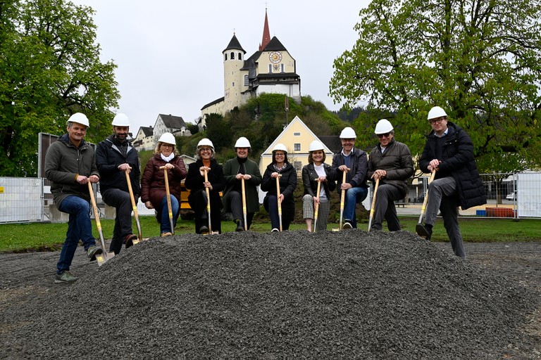 v.l.) Gerold Hämmerle (Bauleitung), Thomas Lang (Jägerbau), Petra Zimmermann (MG Rankweil), Verena Steiner (MG Rankweil), Gudrun Sturn (Landschaftsplanung), Katharina Wöß-Krall (Bürgermeisterin), Barbara Schöbi-Fink (Landesrätin), Andreas Prenn (Vizebürgermeister), Gernot Thurnher (Projektsteuerung) und Christian Schmoelz (Planung) (© Marktgemeinde Rankweil)