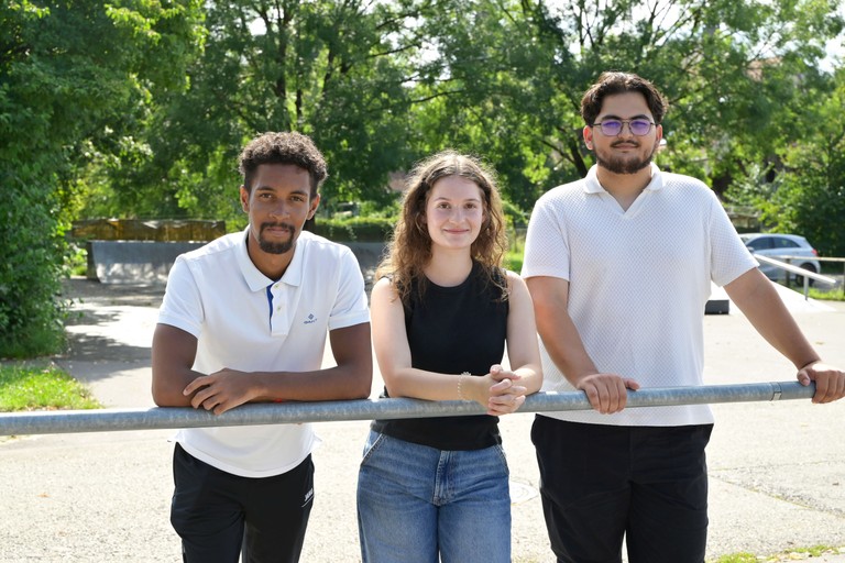 Yusuf Celik, Jana Hofacker und Nesta Ezeh sind diesen Sommer für die Spielplatzbetreuung in Rankweil zuständig. © Marktgemeinde Rankweil/Kevin Zimmermann