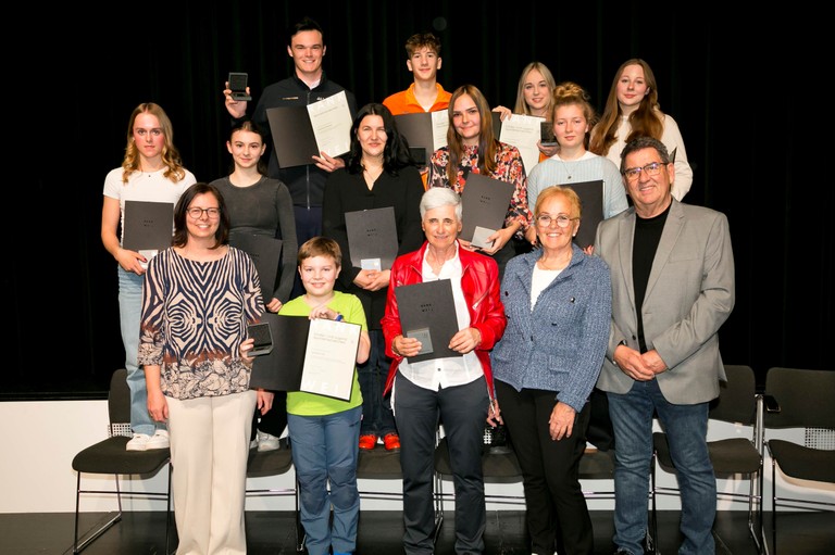 Bgm. Katharina Wöß Krall und Gemeinderat Helmut Jenny mit den geehrten Sportler*innen. © Mathis Fotografie