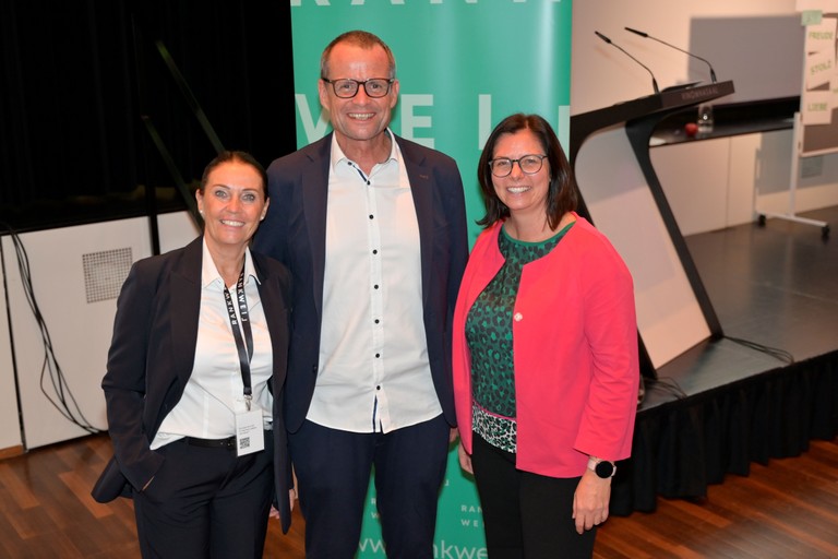 Karolin Frei (GF Gemeindemarketing Rankweil GmbH) und Bürgermeisterin Katharina Wöß-Krall mit dem Gastredner des Abends, Psychotherapeut Bertram Strolz. © Bernd Oswald