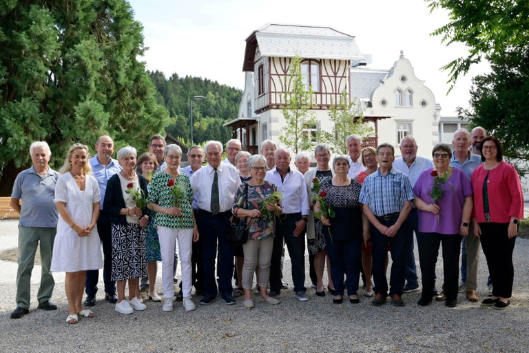 BU: Bürgermeisterin Katharina Wöß-Krall, die Gemeinderäte Helmut Jenny, Alejandro Schwaszta, Klaus Pirker sowie Gemeinderätin Karin Reith mit den Rankweiler Jubelpaaren © Marktgemeinde Rankweil / Kevin Zimmermann