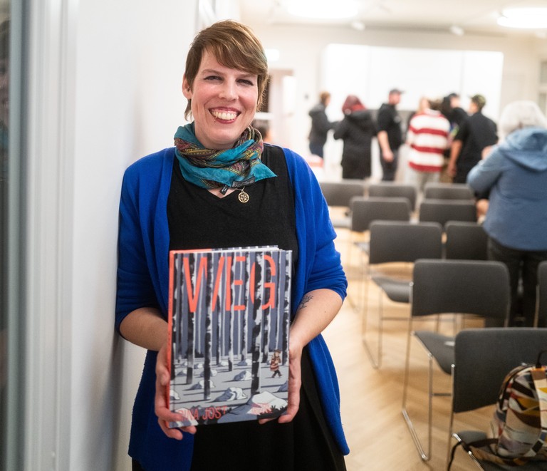 Rina Jos mit ihrem Buch "Weg" © Guntram Fechtig