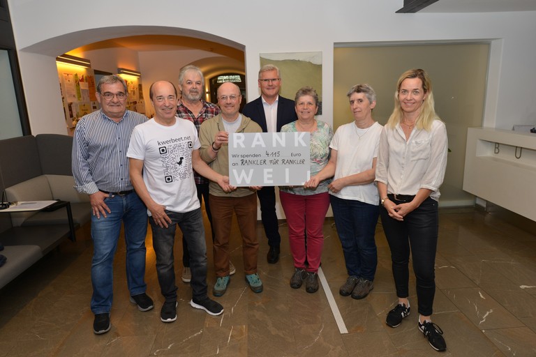 Scheckübergabe: Manfred Mörtl, Peter Köstl, Benno Köppel, Elmar Fischer (Musikgruppe Kwerbeet), Klaus Baldauf (Nägele Wohn- und Projektbau GmbH), Helene Speckle und Renate Schertler (Osterkerzenteam), GR Karin Reith © MG Rankweil