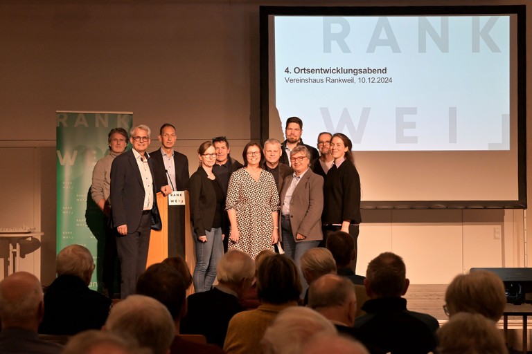 V.l.n.r.: Architekt Wolfgang Schmieder, Vorstandsdirektor der Raiffeisenbank Richard Erne, Projektentwickler Günther Ammann, Landschaftsarchitektin Karen Flügel, Alexander Pixner (VOGEWOSI), Bgm. Katharina Wöß-Krall, Architekt Dietmar Walser, Bosse Danielsen und Irmgard Huber (beide Mohrenbrauerei), Architekt Rene Bechter (Baumschlager Hutter Architekten) und Marcella Zauner (Marktgemeinde Rankweil) © Marktgemeinde Rankweil/ Kevin Zimmermann