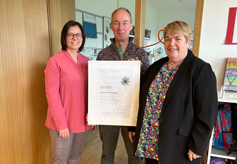 (v. l.) Bürgermeisterin Katharina Wöß-Krall mit Umweltberater Stefan Birkel und Direktorin Cornelia Auth bei der Verleihung des Österreichischen Umweltzeichens.