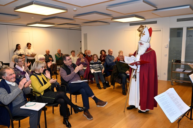 Zum Jahresabschluss besuchte der Nikolaus das  „Offene Singen“ in Rankweil. © MG Rankweil/ Bernd Oswald