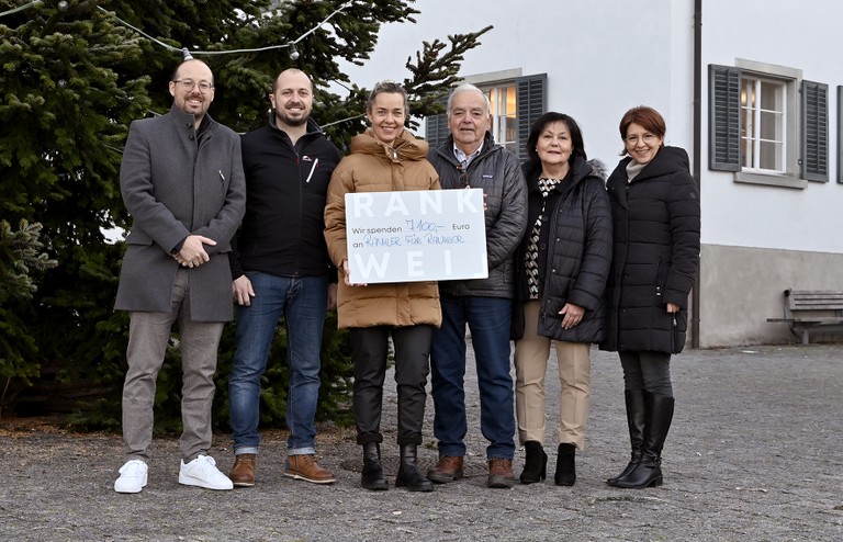 V.l.n.r.: Philipp Schnetzer und Marco Visintainer (Feuerwehr Rankweil), Gemeinderätin Karin Reith, Paul Frick vom Fröscha-Stammtisch, Andrea Gächter (Vinomna Apotheke) und Juliane Nigg-Unterhiner (Marktgemeinde Rankweil) bei der Übergabe der Weihnachtsspende an „Rankler für Rankler“ © MG Rankweil/ Kevin Zimmermann