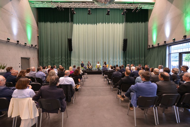 Rund 70 Wirtschaftstreibenden kamen zur ersten Veranstaltung der neuen Reihe „Wirtschaft im Gespräch“. (© Marktgemeinde Rankweil)