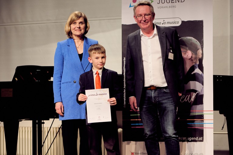 Landesrätin Barbara Schöbi-Fink mit Preisträger Nathanael Böhler Land Vorarlberg/Victor Marin