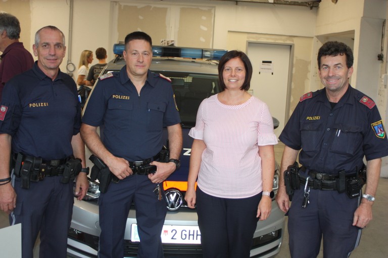 Gemeindepolizisten Karl-Heinz Pfitscher und Jürgen Schnetzer, Bürgermeisterin Katharina Wöß-Krall und Gemeindepolizist Martin Roland (v.l.n.r) © Thomas Knobel