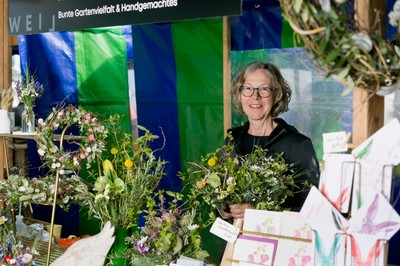 Zwischen Blüten und Begegnung Zwischen Blüten und Begegnung