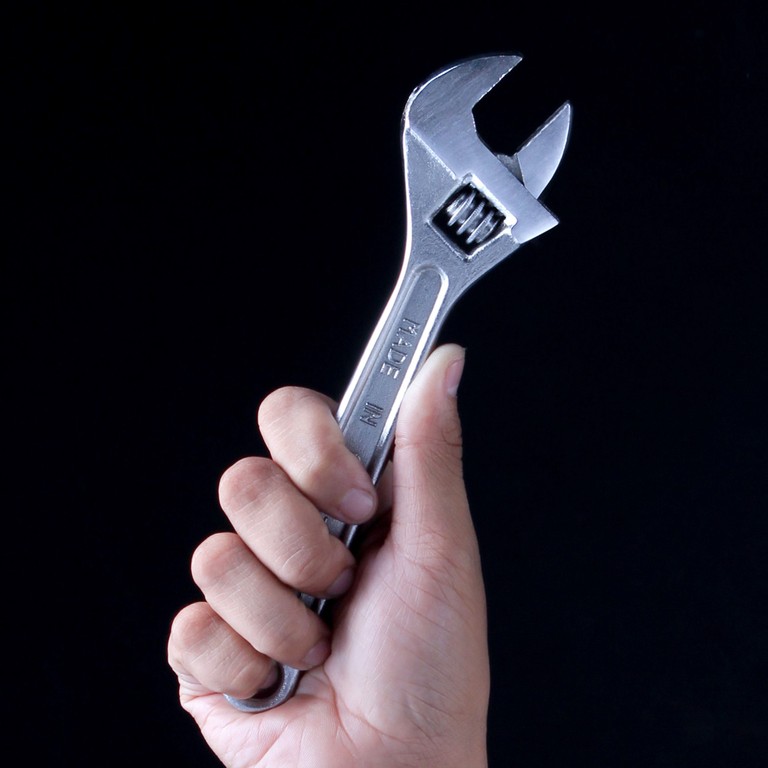 Hand mit Gabelschlüssel © Recha Oktavian/Unsplash