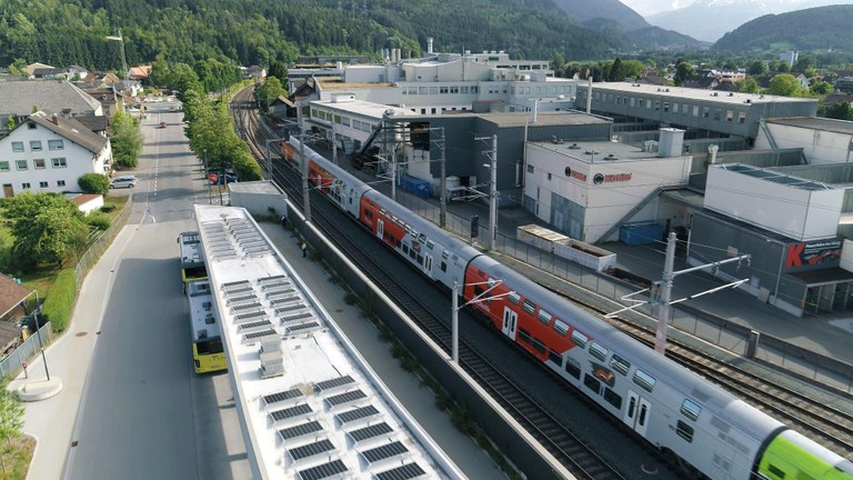 Neue Solaranlage am Dach des Aufnahmegebäudes am Bahnhof Rankweil © ÖBB/Sailorbrothers