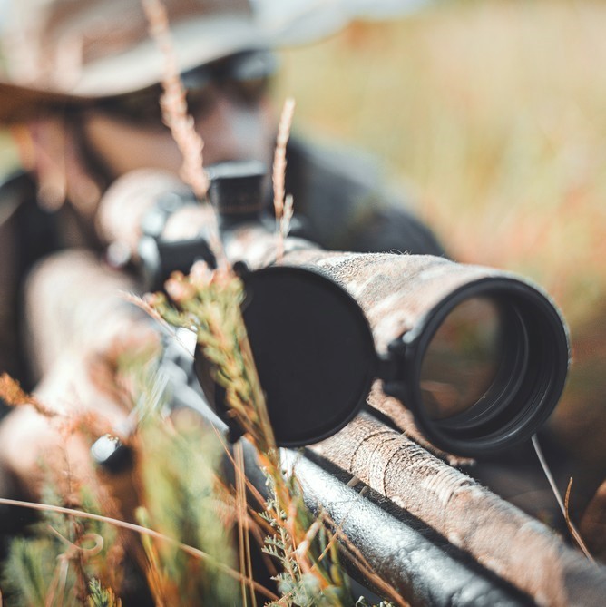 Mann bei der Jagd © Maxim Potkin / Unsplash