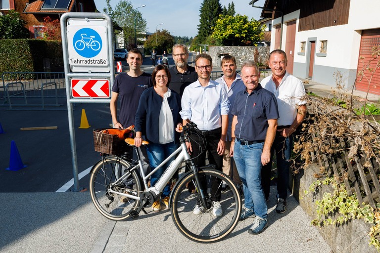Oliver Mock (örtliche Bauaufsicht), Bgm. Katharina Wöß-Krall, Stefan Längle (Projektleiter Marktgemeinde Rankweil), Landesrat Daniel Zadra, Lukas Ess (Projektleiter Marktgemeinde Rankweil), Thomas Ott (Wilhelm & Mayer), Peter Moosbruger (Landesradwegbeauftragter) © Bernd Hofmeister/ Landespressestelle