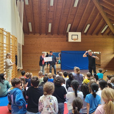 Fröhliche Gesichter, viele gesammelte Schulwege und Spaß beim School-Walker-Abschluss