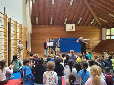 Fröhliche Gesichter, viele gesammelte Schulwege und Spaß beim School-Walker-Abschluss Fröhliche Gesichter, viele gesammelte Schulwege und Spaß beim School-Walker-Abschluss