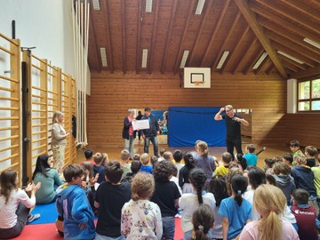 Fröhliche Gesichter, viele gesammelte Schulwege und Spaß beim School-Walker-Abschluss