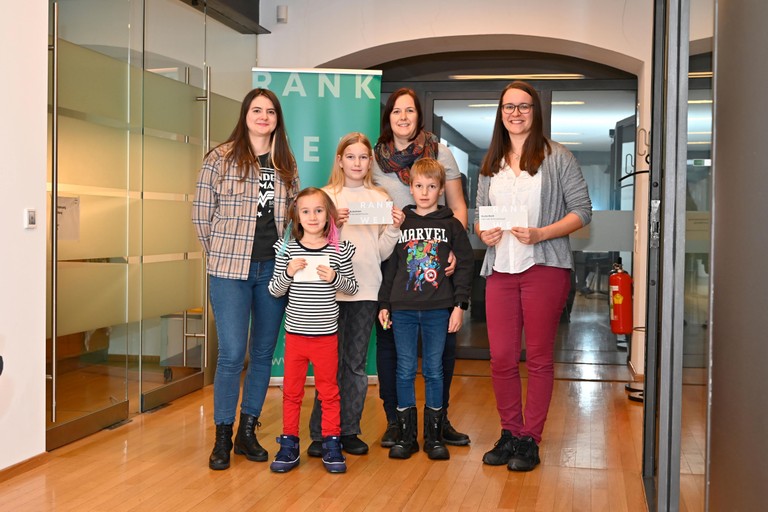 Mobilitätsbeauftragte Katrin Ehrenbrandtner (MG Rankweil) mit den Gewinnerinnen der Fahrradschnitzeljagd: Nerea Tedesco, Claudia Suppan und ihre Kinder Laura und Vincent sowie Gewinnerin Ramona Heinzle (v.l.n.r.). © Marktgemeinde Rankweil/ Kevin Zimmermann