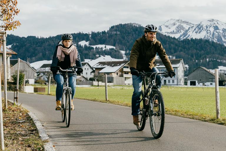 Eine Frau und ein Mann beim Radeln im Winter © Land Vorarlberg/ Bernd Schachenhofer