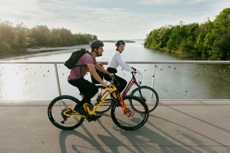 Zwei Menschen beim Radfahren © Martin Schachenhofer
