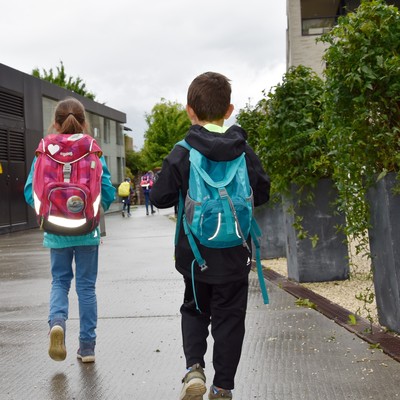 Den Schulweg zu Fuß bewusst erleben: Aktion School Walker startet wieder
