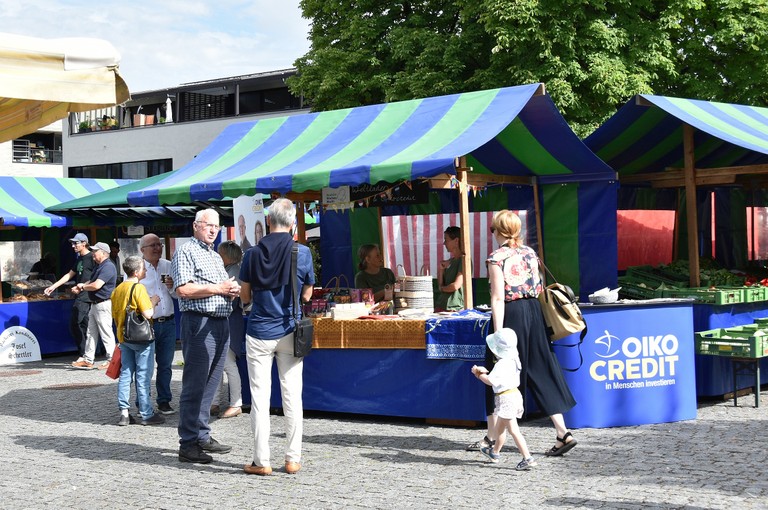 Arbeiten für eine gerechtere Welt: fairer Handel der Weltläden und faires Investment bei Oikocredit auf dem Wochenmarkt in Rankweil © Reinhard Maier