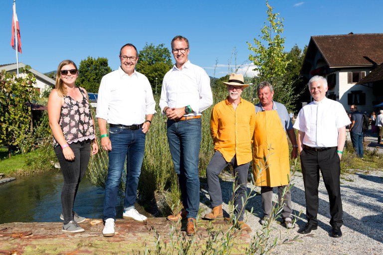 Carla Grundner von der Abteilung Infrastruktur der MG Rankweil, Vize-Bürgermeister Anreas Prenn, LR Christian Gantner, Naturgärtner Fritz Hilgenstock, Anrainer Johann Frick und Pfarrer Walter Juen © MG Rankweil
