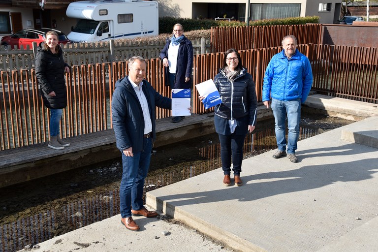 Das Projektteam nahm die Auszeichnung beim Wasserspielgarten am Mühlbach entgegen © Marktgemeinde Rankweil)
