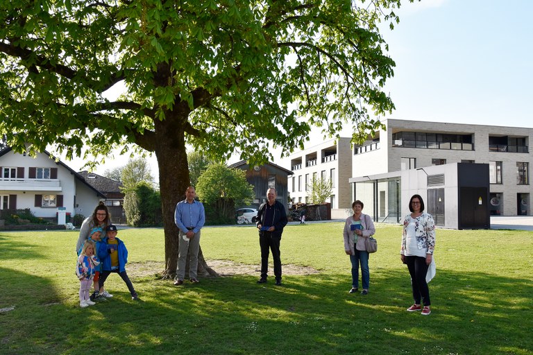 BU: Die Gewinner*innen der Einkaufsgutscheine im Rahmen der Flurreinigung mit Bürgermeisterin Katharina Wöß-Krall (r.) und Gemeinderat Alejandro Schwazsta (l.) © Marktgemeinde Rankweil