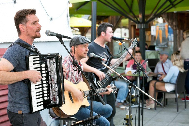 Die Band Wurlitzer West sorgte im Gasthaus Schäfle für Stimmung. ©Dietmar Mathis