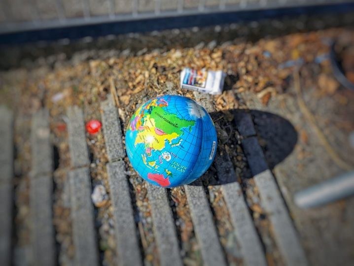Mit dem Fotowettbewerb „Schau, ein Klimawandel!“ soll in der Regio Vorderland-Feldkirch auf das Thema Klimawandelanpassung aufmerksam gemacht werden. Erdball am Boden © Christoph Kirchengast
