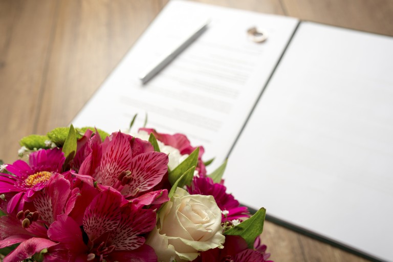 Namensänderung Heiraten © iStock Photo