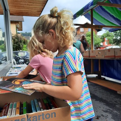 Bücherflohmarkt (11).jpg